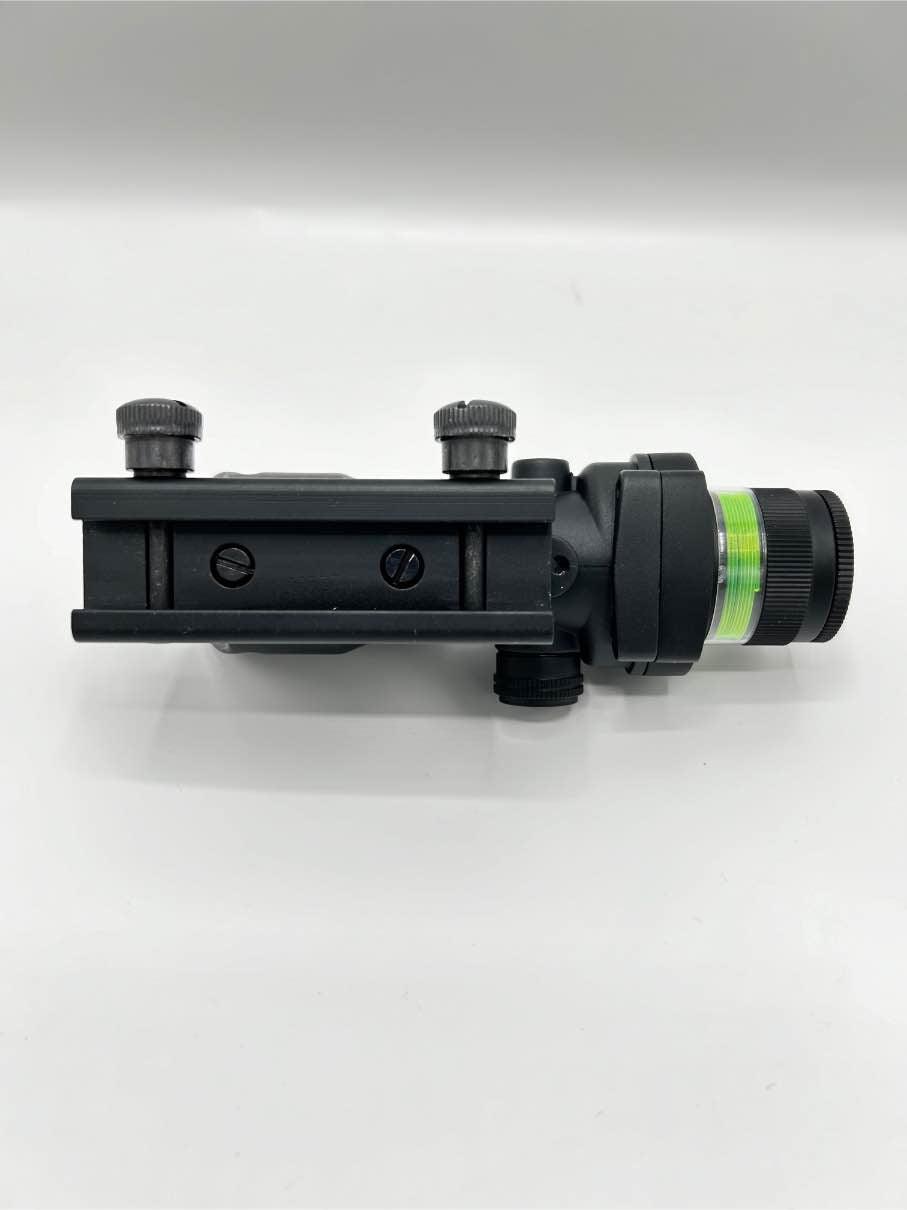 Rifle scope with green reflector