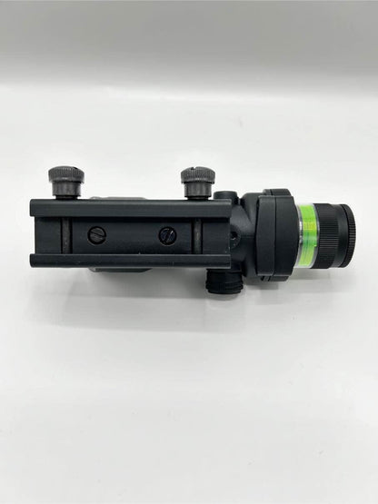 Rifle scope with green reflector